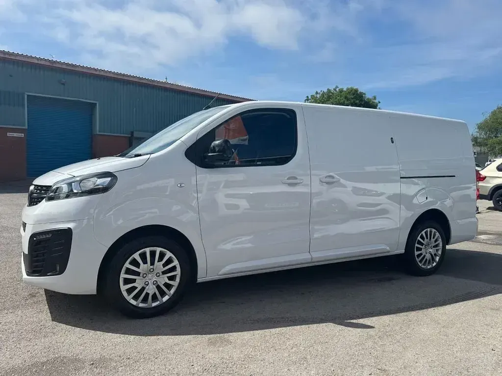 Used Vauxhall Vivaro 100 HP (73 kW) 2023 White MPV