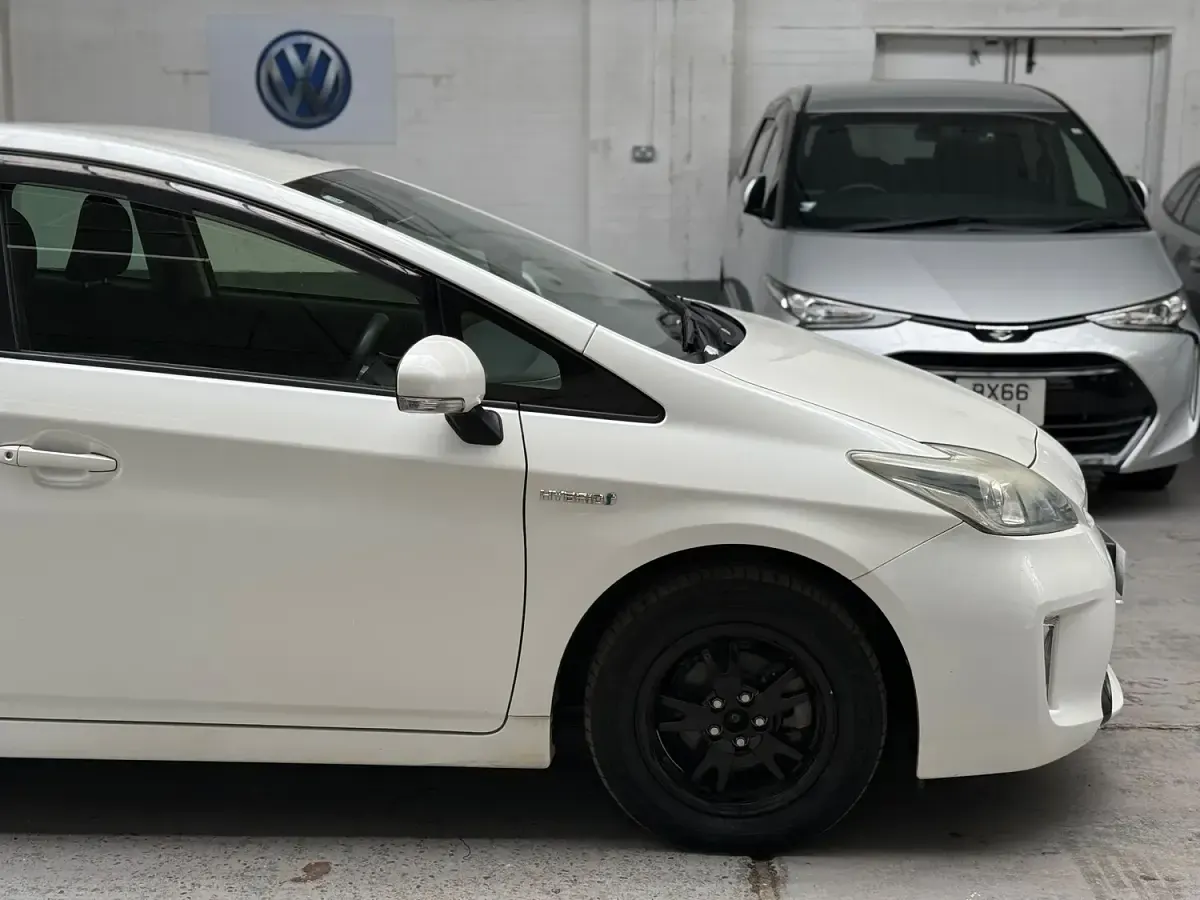 Used Toyota Prius 70 HP (51 kW) 2026 White Hatchback