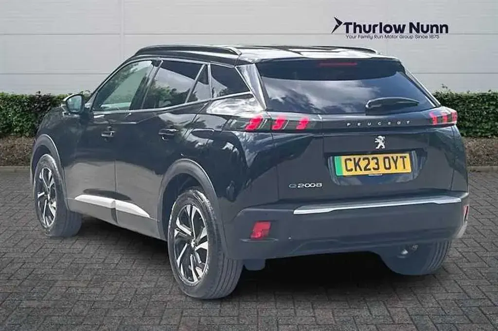 Begagnad Peugeot e-2008 Allure+ 100 kW (136 HK) 2023 Svart SUV