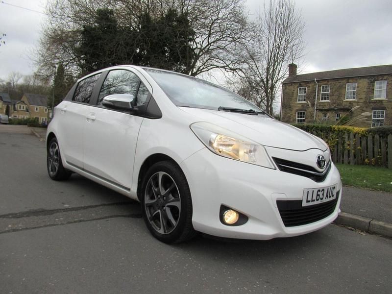 Używany Toyota Yaris Trend 99 KM (72 kW) 2013 Biały Hatchback