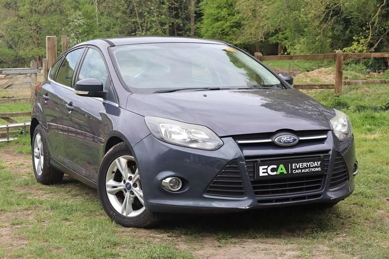 Used Ford Focus Zetec 125 HP (91 kW) 2012 Grey Hatchback