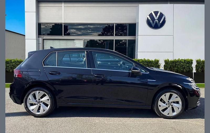 Begagnad VW Golf VIII Style 147 HK (108 kW) 2021 Svart Halvkombi