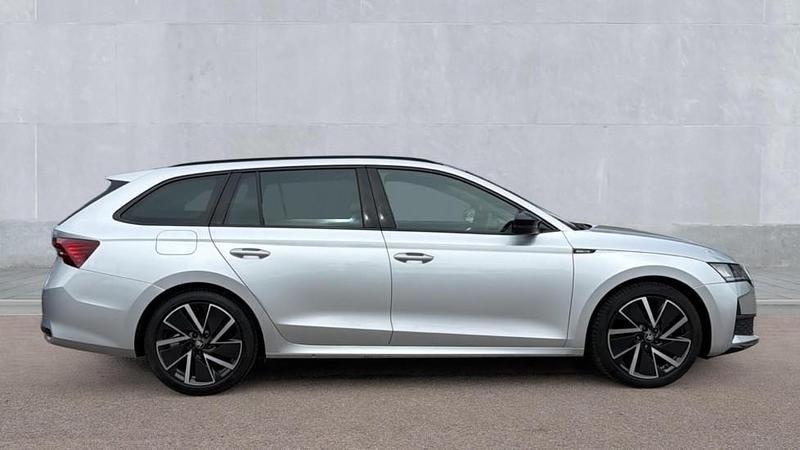 Usado Skoda Octavia SportLine 150 CV (110 kW) 2025 Plateado