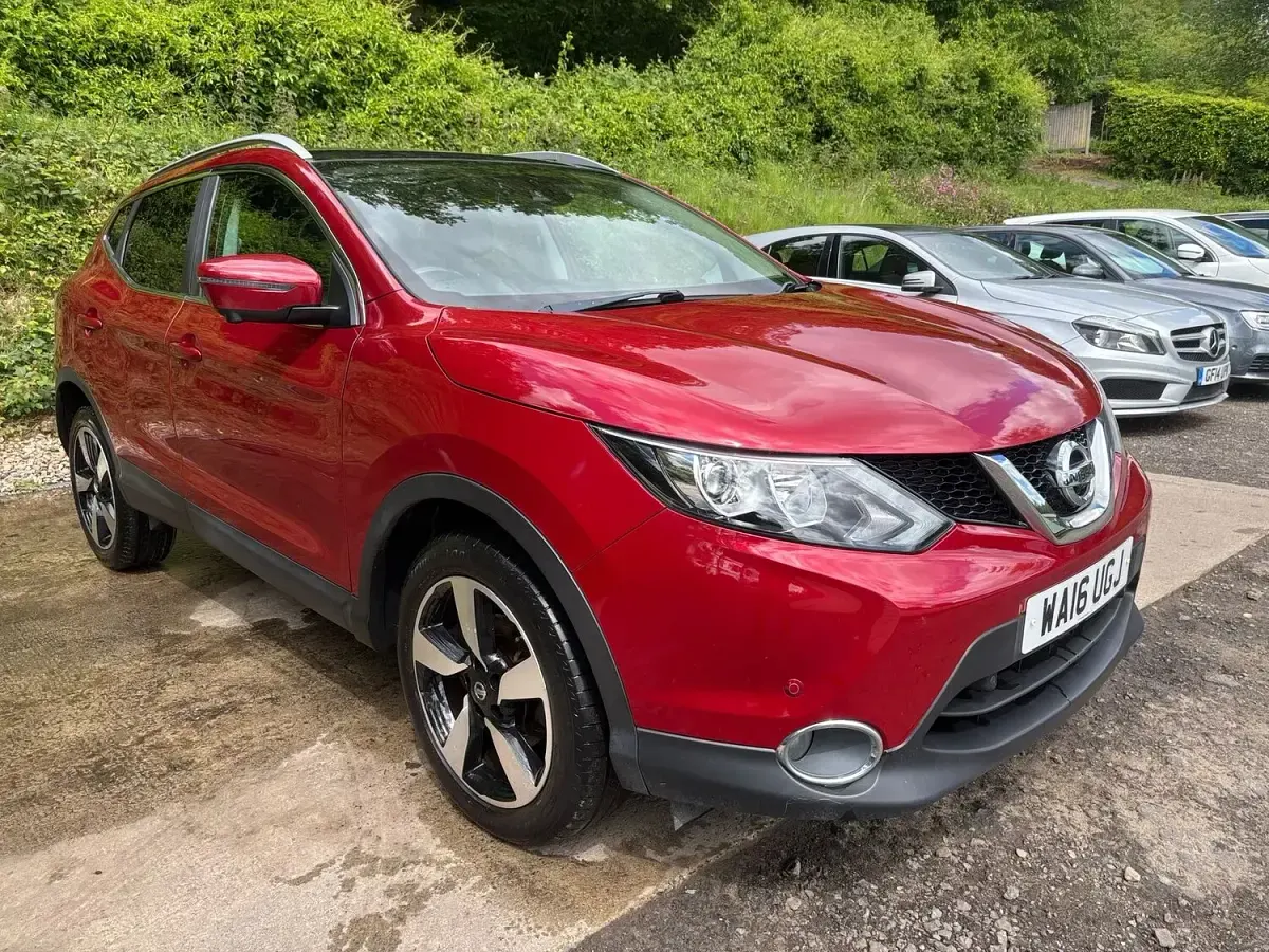 Used Nissan Qashqai N-TEC 110 HP (80 kW) 2016 Red SUV