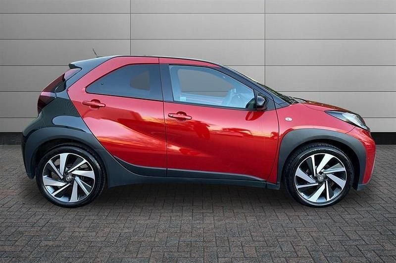 Used Toyota Aygo X 72 HP (52 kW) 2022 Chilli red with black SUV