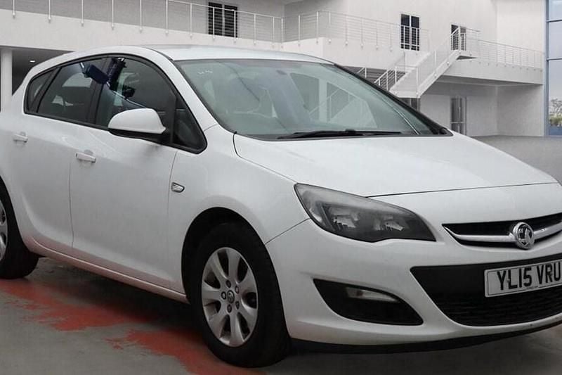 White Used 2015 Vauxhall Astra Design Edition Hatchback | £3,890 (Super price) - Image 1/1