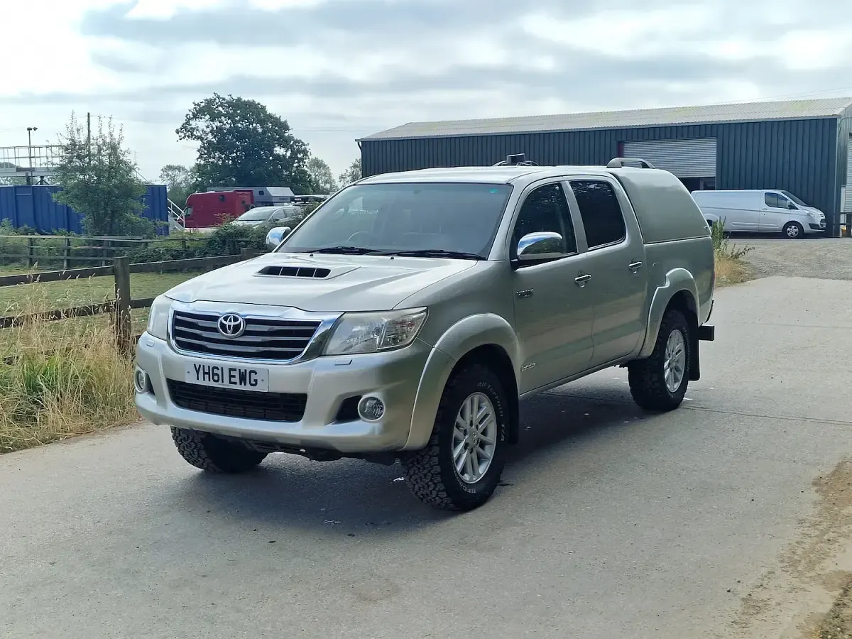 Used Toyota HiLux 169 HP (124 kW) 2011 Silver Pickup