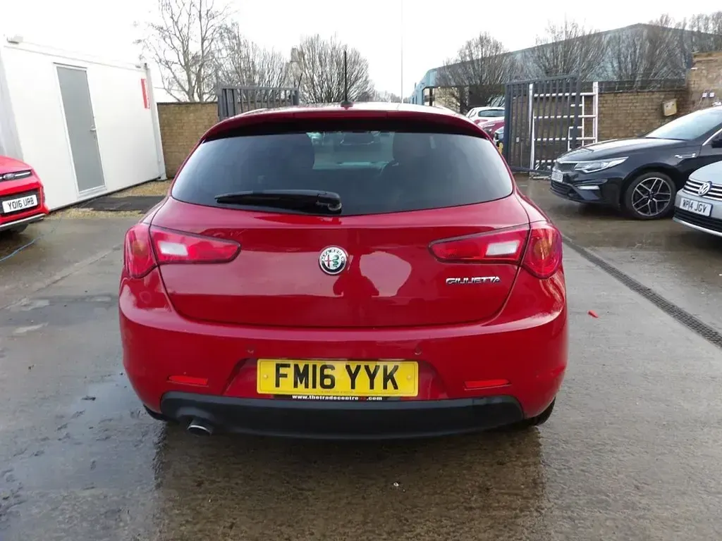 Begagnad Alfa Romeo Giulietta 120 HK (88 kW) 2016 Röd Halvkombi