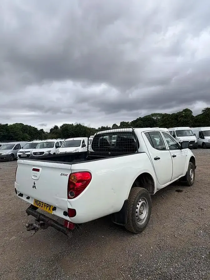 Used Mitsubishi L200 134 HP (98 kW) 2013 White Pickup