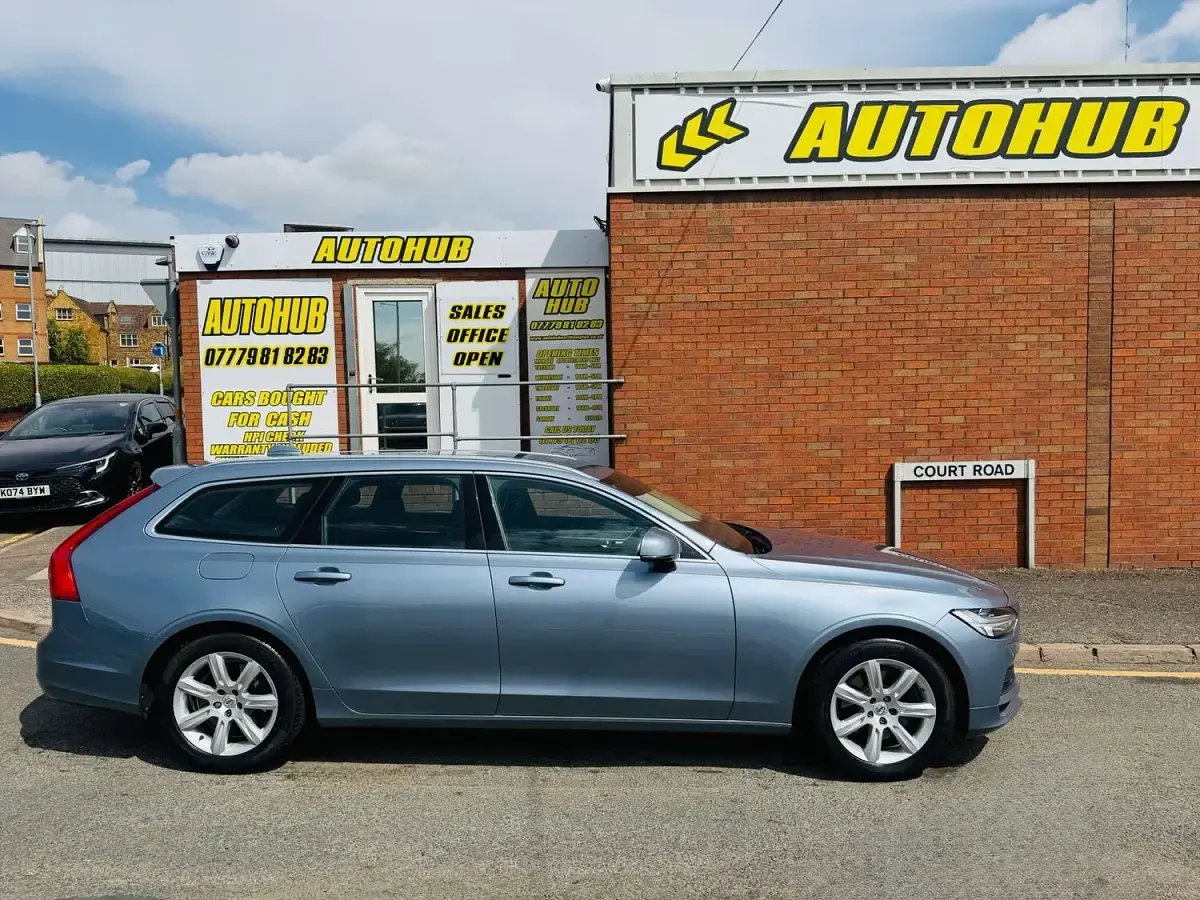 Used Volvo V90 Momentum 2017 Blue Estate