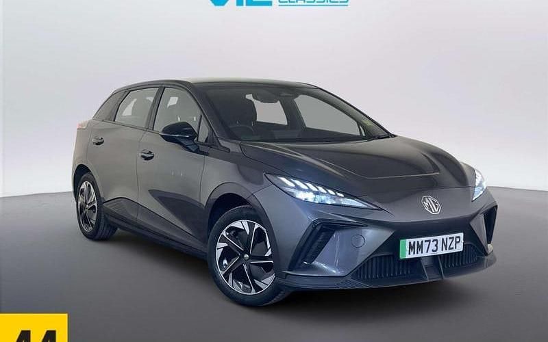 Begagnad MG MG4 EV SE 150 kW (204 HK) 2024 Grå Halvkombi