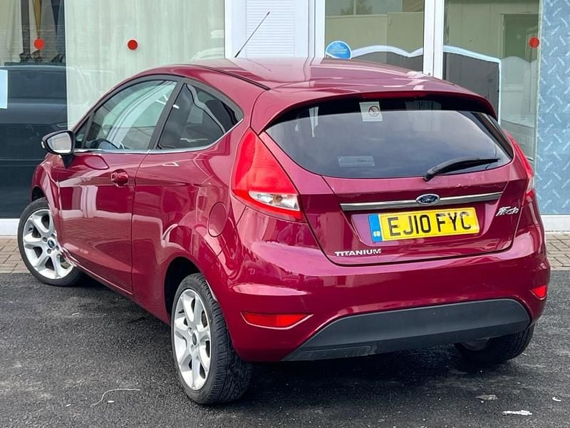 Begagnad Ford Fiesta Individual 2010 Röd Halvkombi