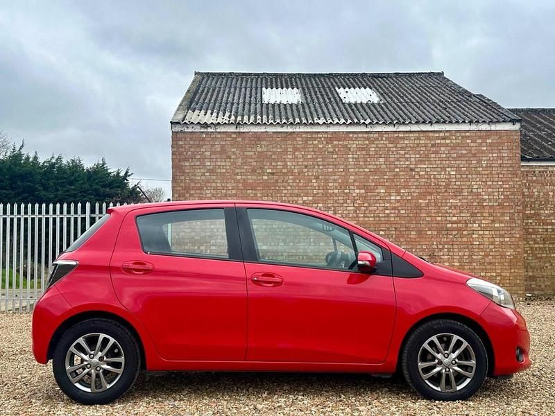 Used Toyota Yaris Plus 99 HP (72 kW) 2014 Red Hatchback