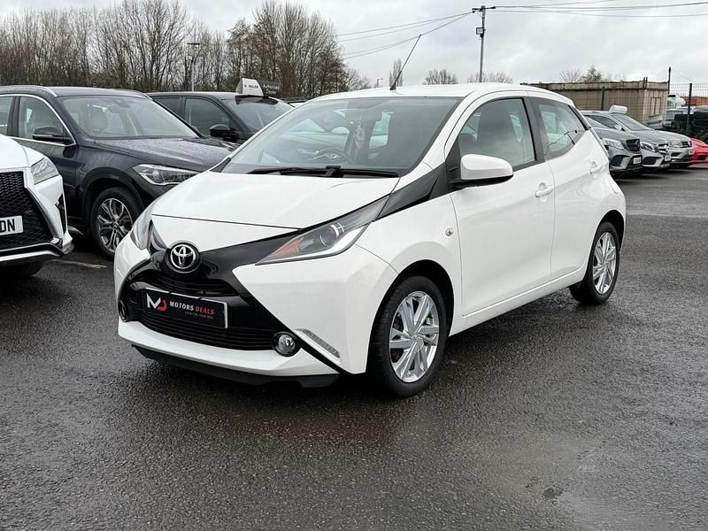 Used Toyota Aygo x-press 2015 White Hatchback