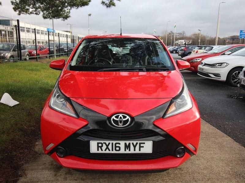 Used Toyota Aygo X-play 68 HP (50 kW) 2016 Red Hatchback