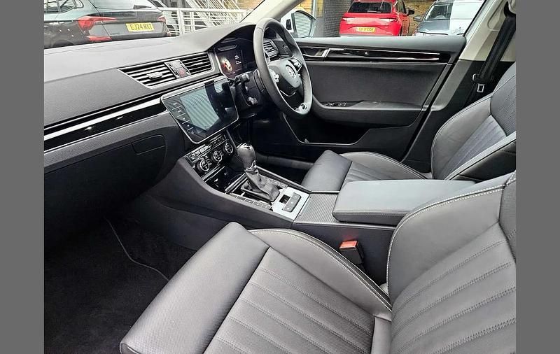 Used Skoda Superb LAURIN & KLEMENT 200 HP (147 kW) 2024 White Estate