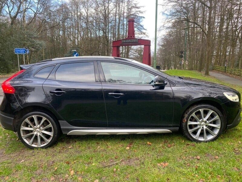 Black Used 2016 Volvo V40 CC Pro Estate | £3,999 - Image 1/4