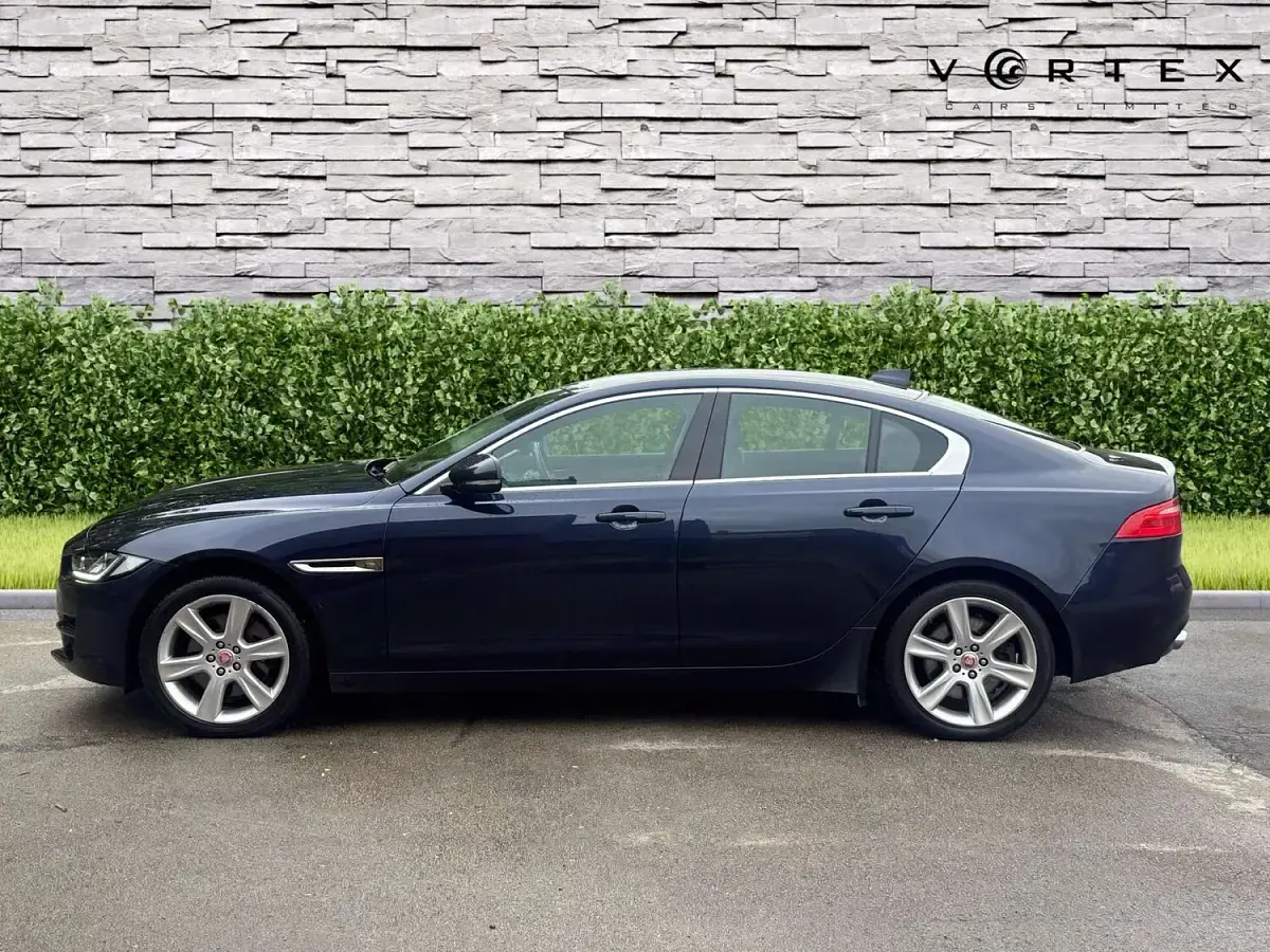 Used Jaguar XE Portfolio 180 HP (132 kW) 2016 Blue Sedan
