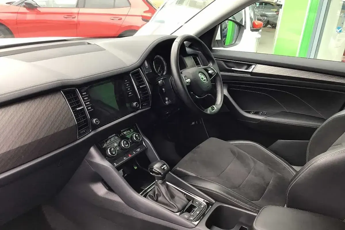 Used Skoda Kodiaq SE L 140 HP (102 kW) 2022 Moon white metallic SUV