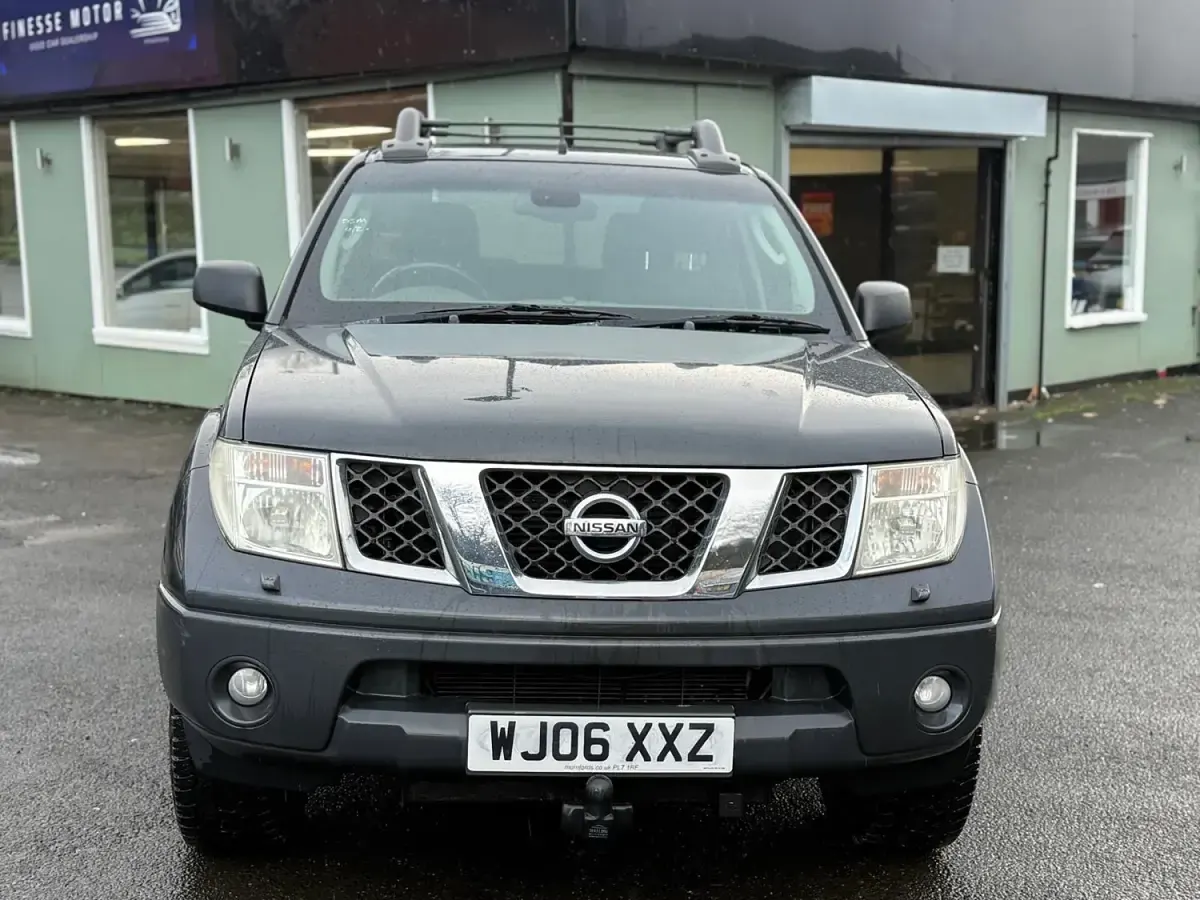 Begagnad Nissan Navara 174 HK (127 kW) 2006 Grå Pickup