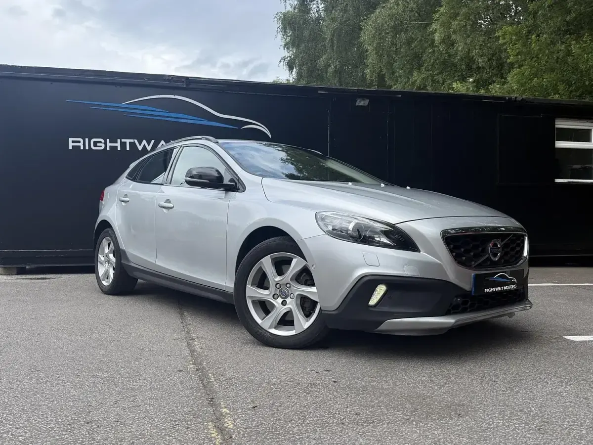 Used Volvo V40 120 HP (88 kW) 2015 Silver Hatchback