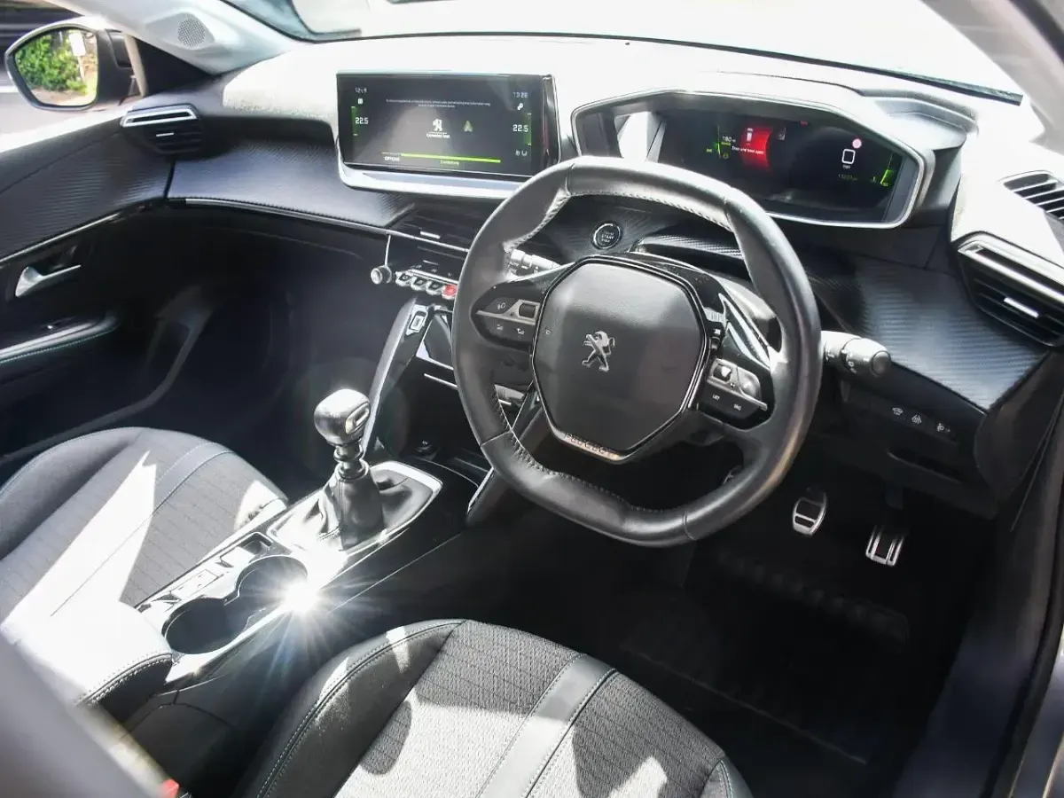 Begagnad Peugeot 208 Allure+ 99 HK (72 kW) 2022 Grå Halvkombi