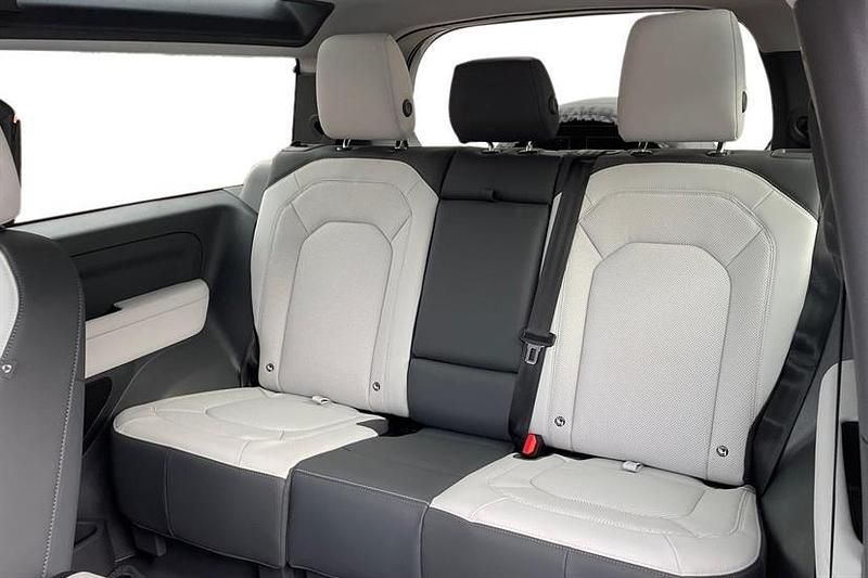 Used Land Rover Defender SE Dynamic 249 HP (183 kW) 2025 Borasco grey Estate