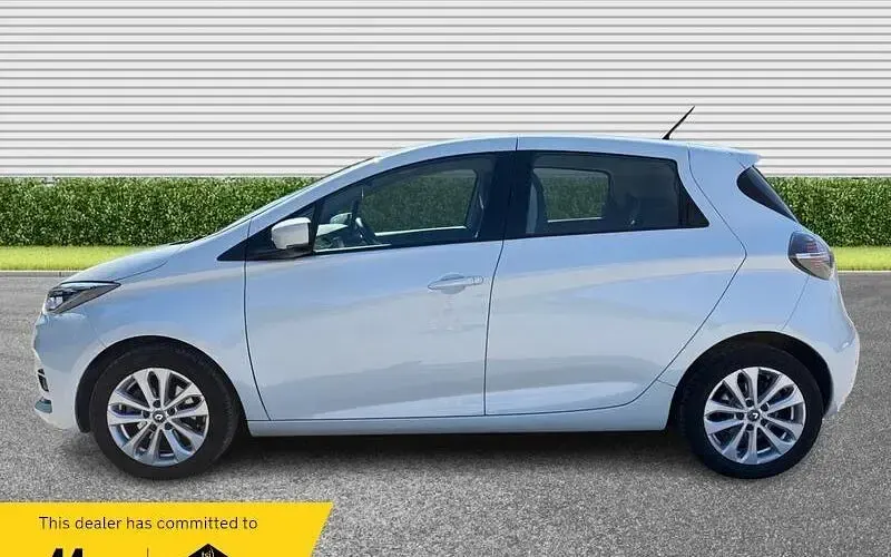 Used Renault Zoe Iconic 100 kW (136 HP) 2021 White Hatchback