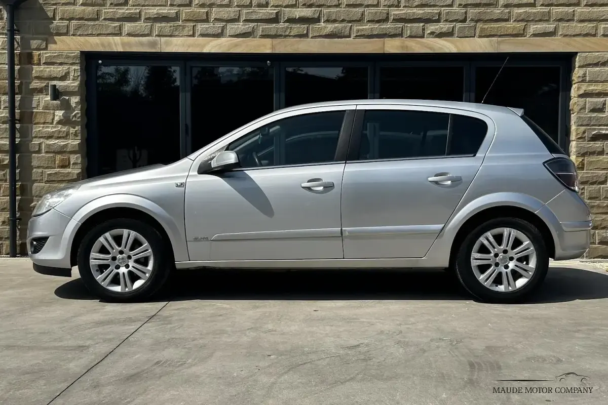 Used Vauxhall Astra SRi 138 HP (101 kW) 2007 Silver Hatchback