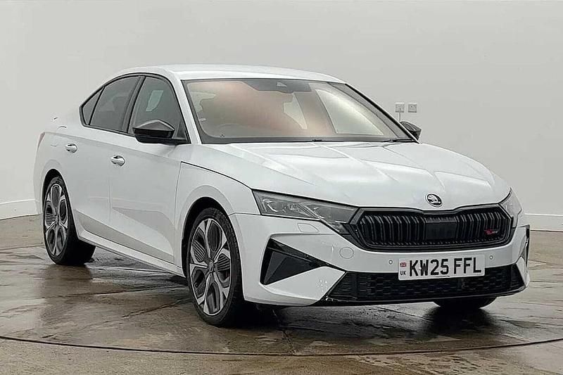 Moon white metallic Used 2025 Skoda Octavia vRS Hatchback | £31,995 (Expensive) - Image 1/4