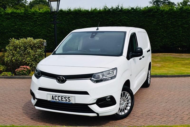 White Used 2022 Toyota Proace Van | £12,995 (Fair price) - Image 1/4