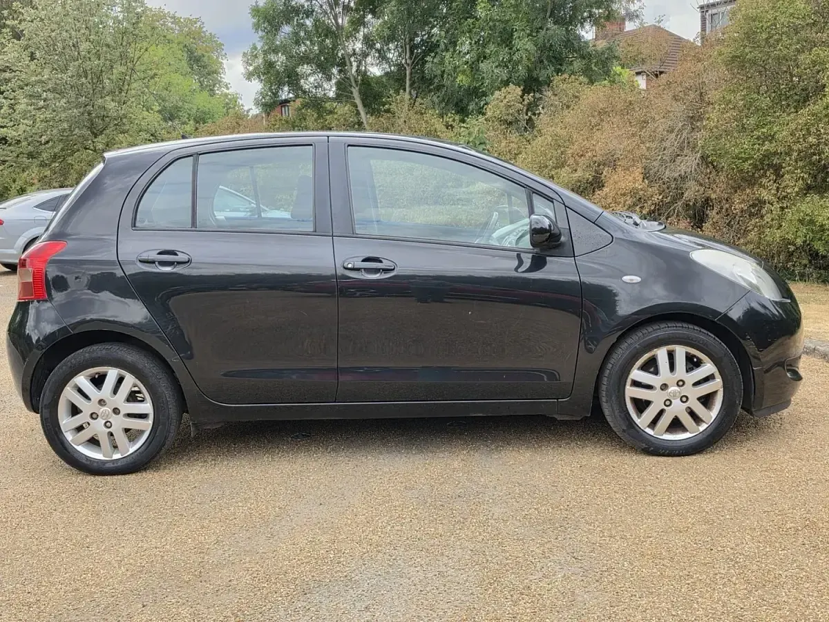 Used Toyota Yaris 85 HP (62 kW) 2007 Black Hatchback