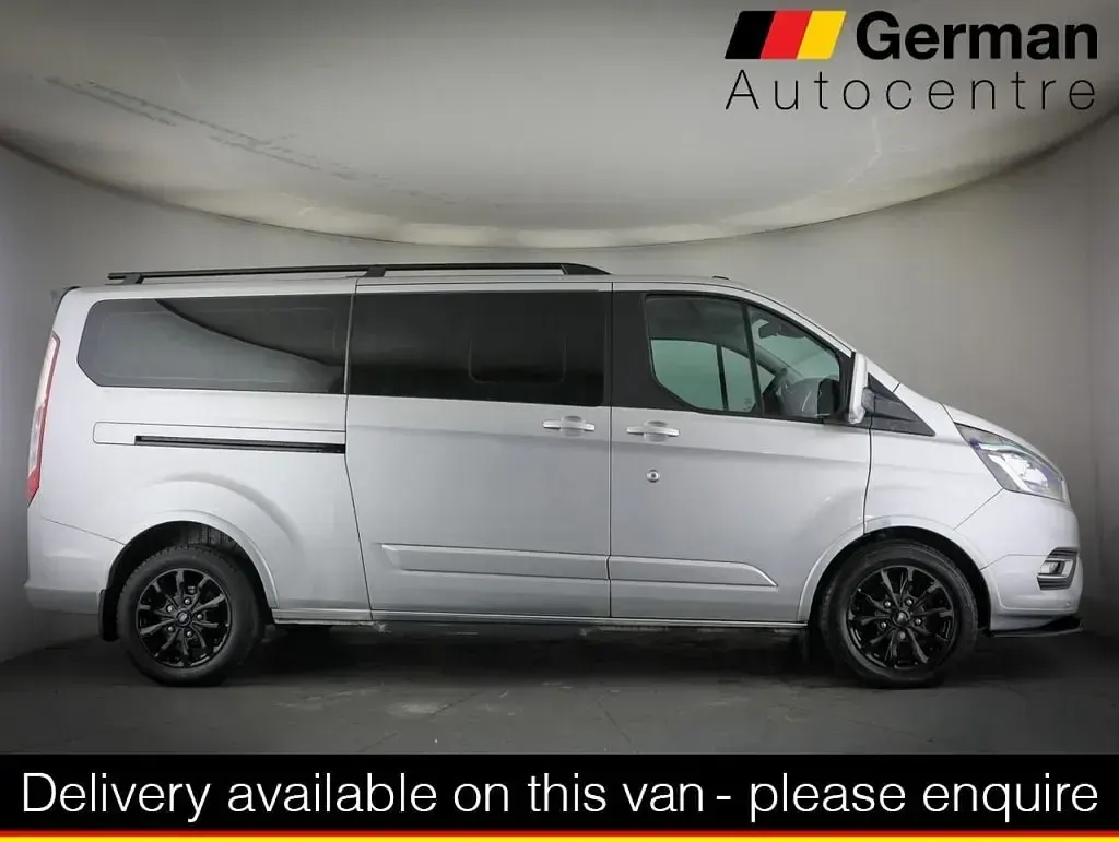 Usado Ford Tourneo Titanium 130 CV (95 kW) 2022 Plateado Monovolumen