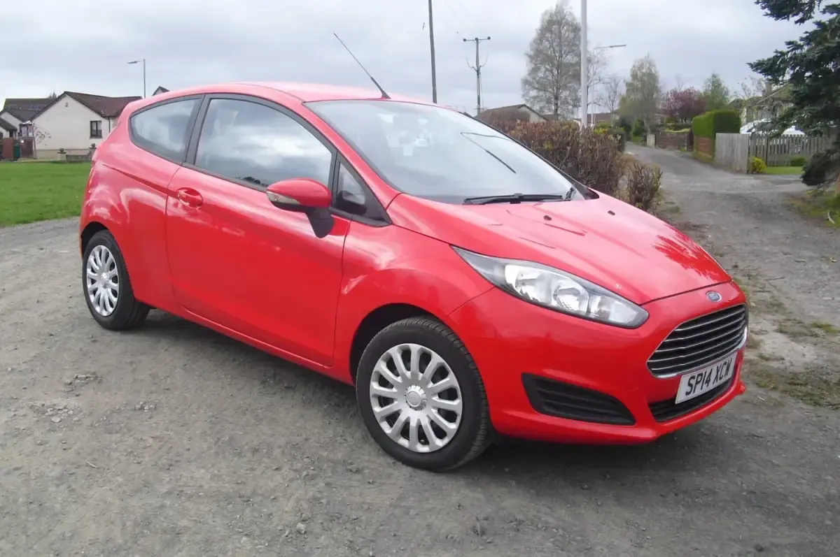 Begagnad Ford Fiesta Style 82 HK (60 kW) 2014 Röd Halvkombi