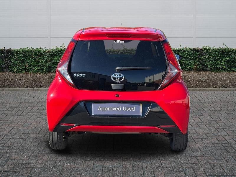 Begagnad Toyota Aygo Trend 72 HK (52 kW) 2020 Röd Halvkombi
