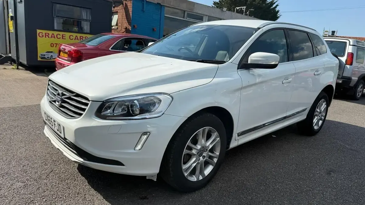 Used Volvo XC60 SE Lux 190 HP (139 kW) 2015 White SUV