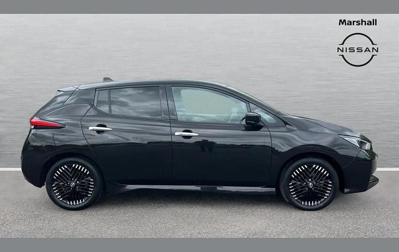 Begagnad Nissan Leaf Tekna 108 kW (147 HK) 2022 Svart Halvkombi