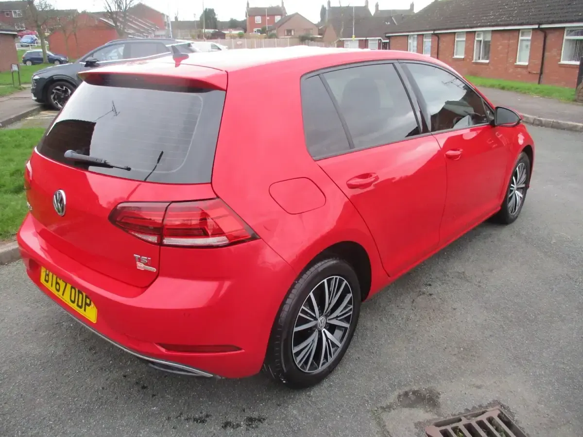 Used VW Golf VII SE 125 HP (91 kW) 2017 Red Hatchback