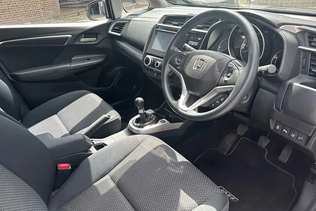 Used Honda Jazz SE 102 HP (75 kW) 2020 White Hatchback