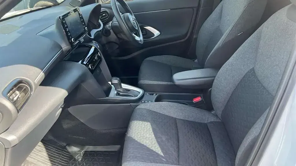 Usado Toyota Yaris Cross Design 114 HP (83 kW) 2023 Branco SUV