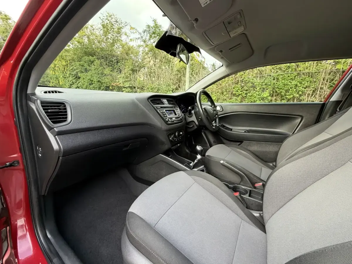 Używany Hyundai i20 SE 84 KM (61 kW) 2015 Czerwony Coupe