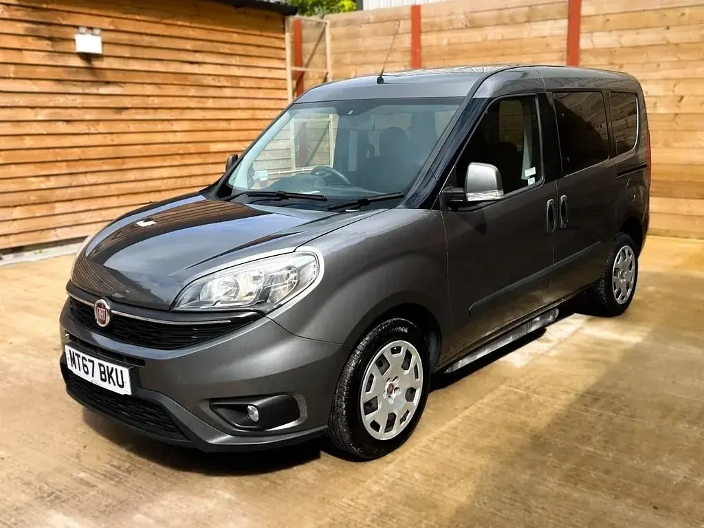 Begagnad Fiat Doblò Easy 95 HK (69 kW) 2018 Grå Minibuss