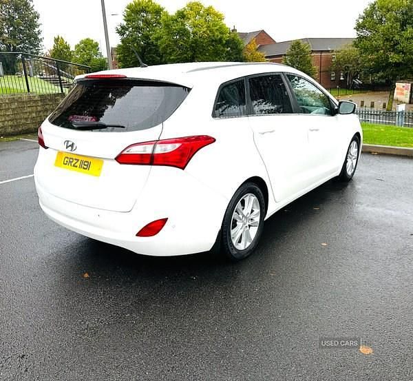 Used Hyundai i30 Style 128 HP (94 kW) 2013 White Estate