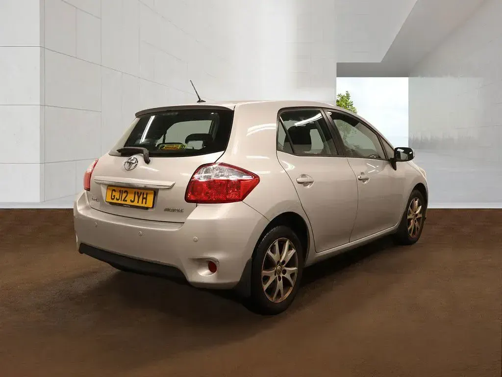 Used Toyota Auris 101 HP (74 kW) 2012 Silver Hatchback