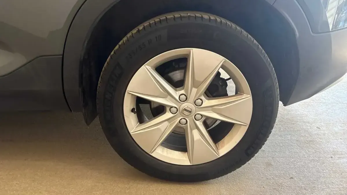 Used Volvo XC40 Core 161 HP (118 kW) 2025 Green SUV