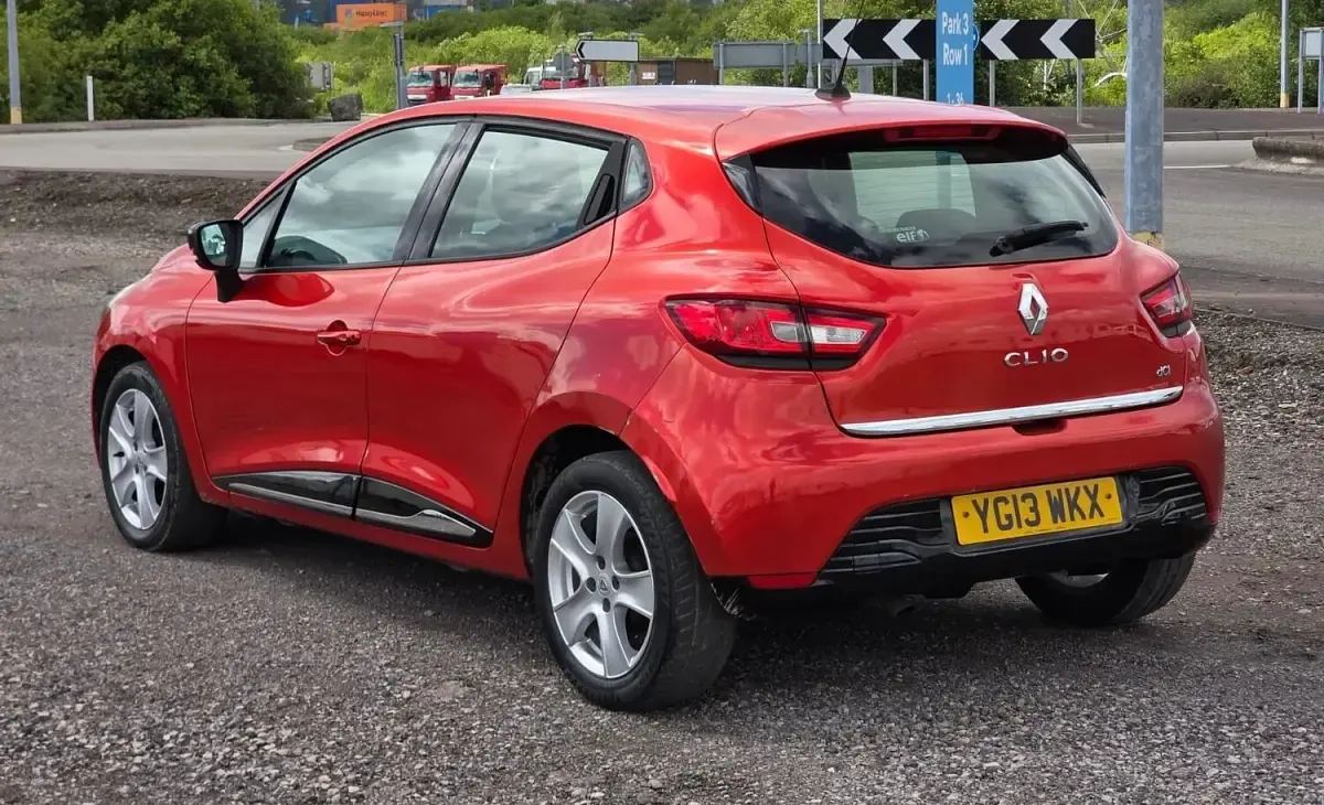 Used Renault Clio Dynamique 90 HP (66 kW) 2013 Red Hatchback