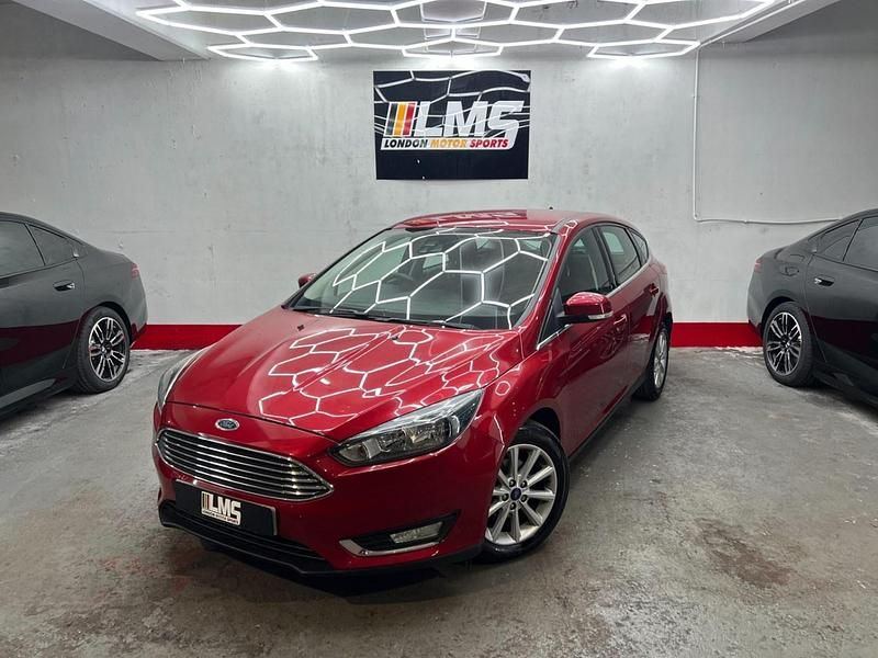 Used Ford Focus Titanium 125 HP (91 kW) 2015 Red Hatchback