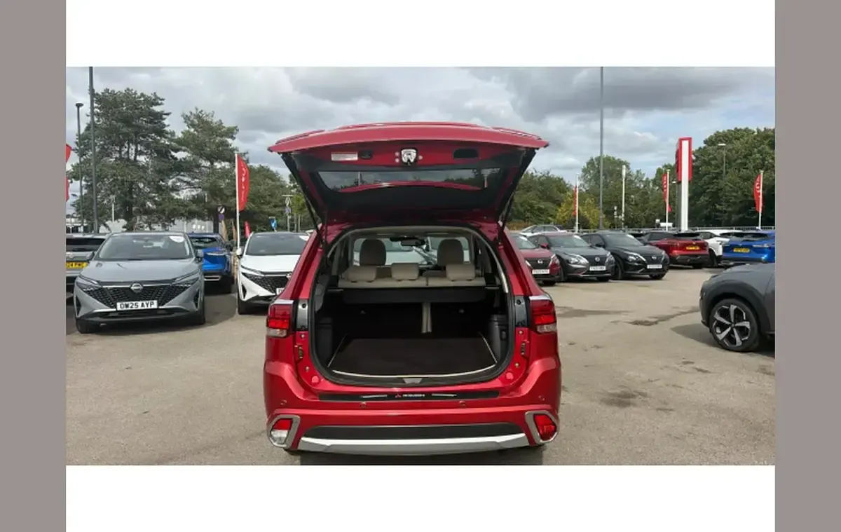 Used Mitsubishi Outlander P-HEV 199 HP (146 kW) 2017 Red SUV