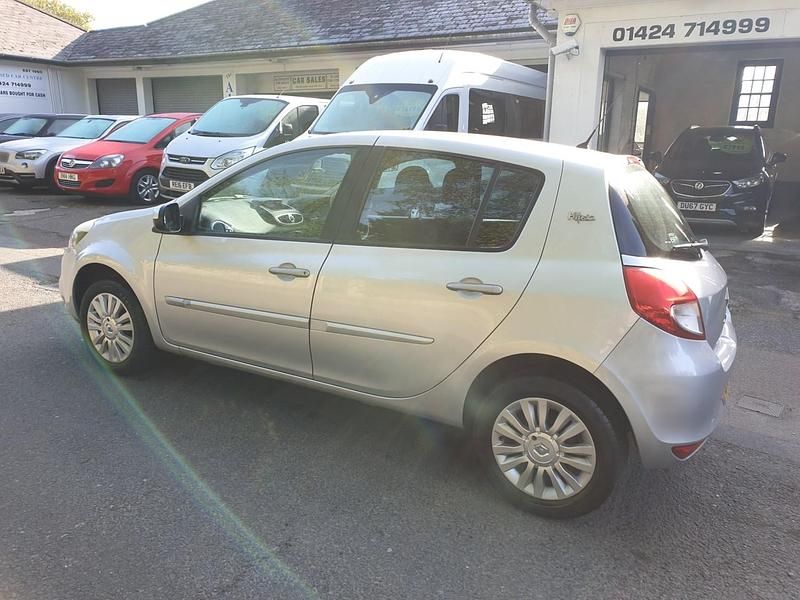Usado Renault Clio II 75 HP (55 kW) 2011 Prateado Citadino