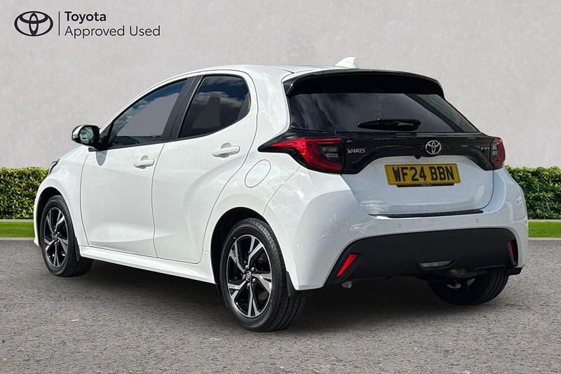 Used Toyota Yaris Hybrid Design 116 HP (85 kW) 2024 Pure white Hatchback